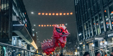 Firandet av det kinesiska nyåret i Helsingfors kulminerar i en dansparad på Centralgatan