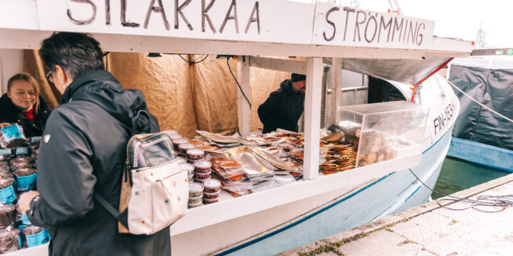 Stadin Silakkamarkkinoilla nautitaan syksyisestä markkinatunnelmasta ja kalaherkuista